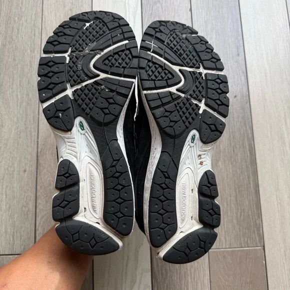 New Balance 2002R Black and White Shoes with Green Details - Picture 8 of 9